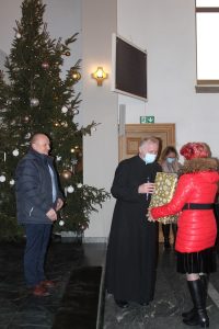 Wręczenie nagród rodzinom za udział w konkursie na najładniejszą dekorację Bożonarodzeniową swojej posesji.